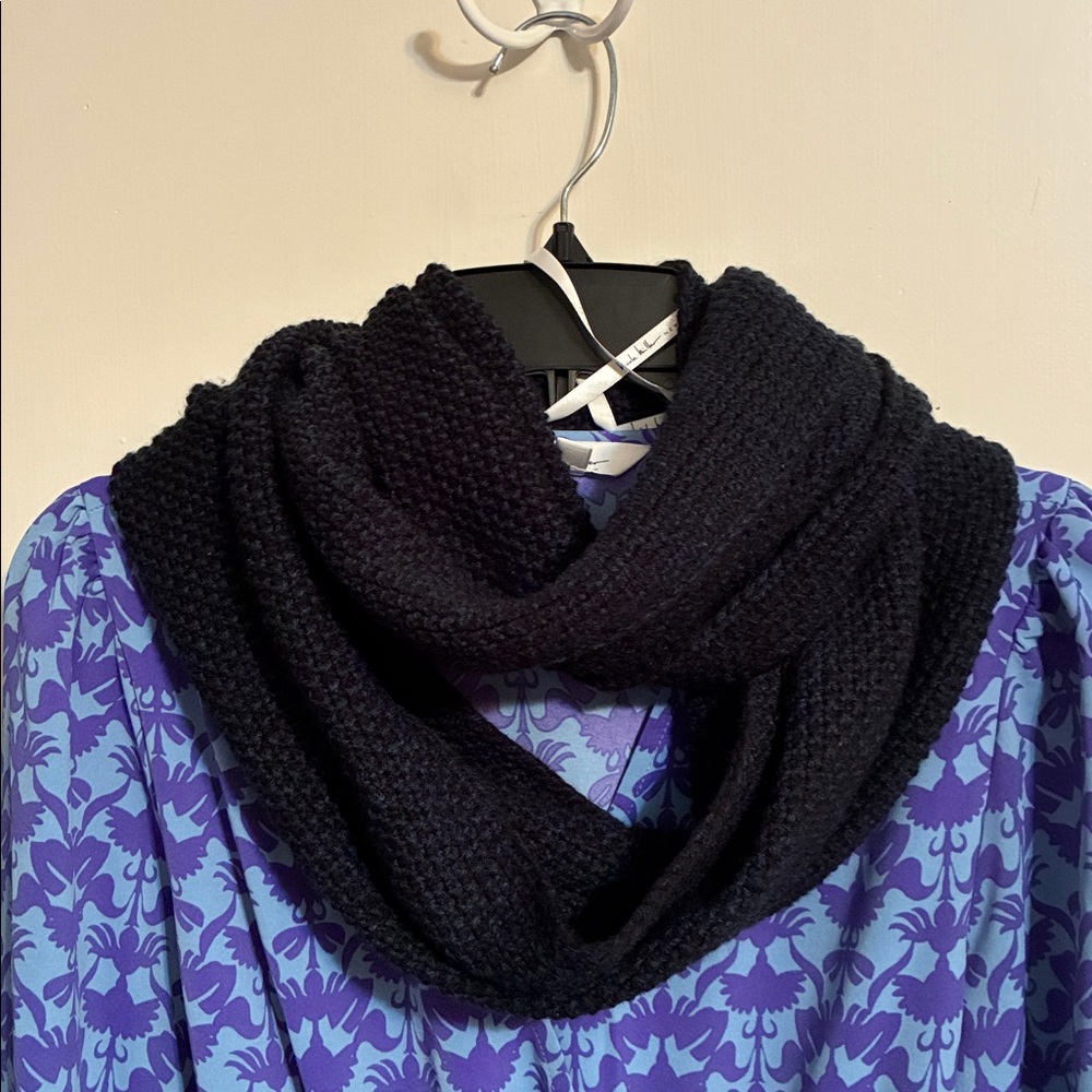 Lot of 2 Chunky Infinity Scarves. Navy Blue and Light Pink
